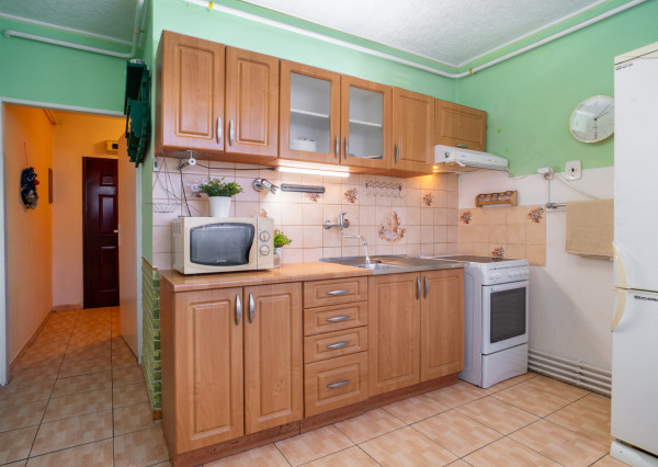 Na predaj zariadený 2-izbový byt s 2 balkónmi a pivnicou v meste Šaštín-Stráže