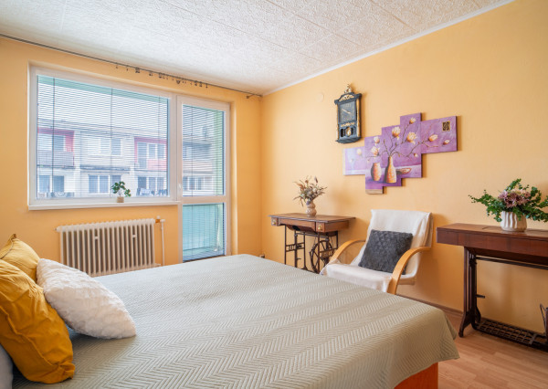 Na predaj zariadený 2-izbový byt s 2 balkónmi a pivnicou v meste Šaštín-Stráže