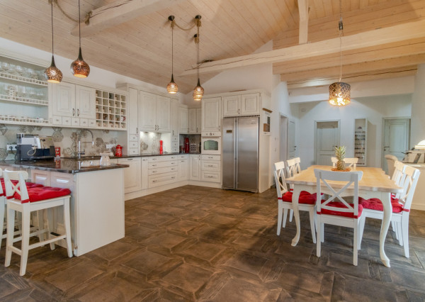 Na predaj exkluzívny rodinný dom s dvoj-garážou v podtatranskej obci Veľký Slavkov