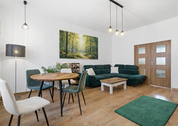 Na predaj 3-izbový byt s 2 balkónmi a 2 parkingami, Ružinov