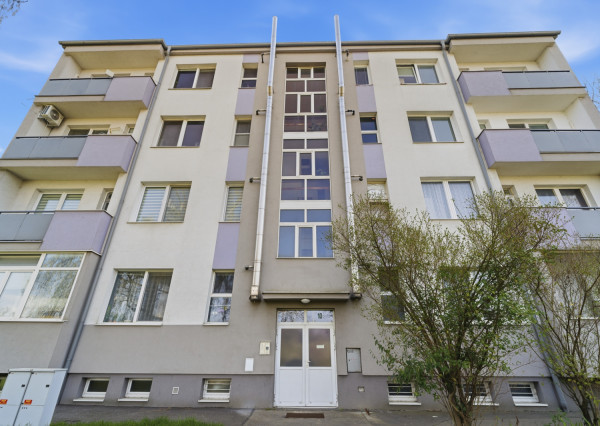 Na predaj 3-izbový byt s 2 balkónmi a 2 parkingami, Ružinov