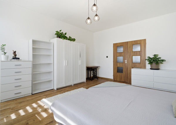 Na predaj 3-izbový byt s 2 balkónmi a 2 parkingami, Ružinov