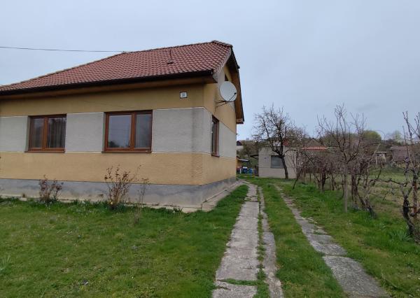 Na predaj čiastočne prerobený rodinný dom v obci Otrhánky