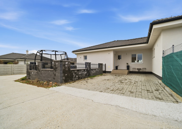 Na predaj rodinný dom s krásnou záhradou v obci Hrubý Šúr