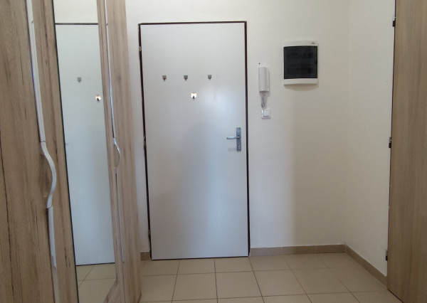 Na predaj prerobený, zariadený 1-izbový byt v obci Timoradza