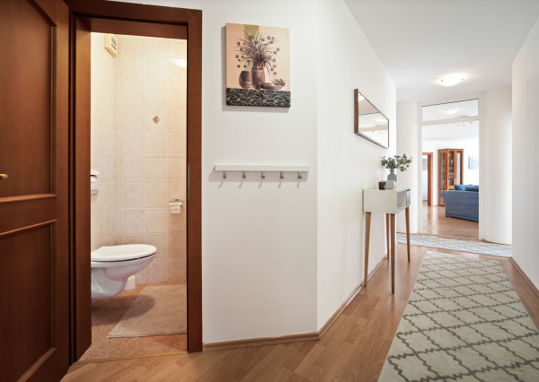 Na predaj reprezentatívny 6-izbový byt s garážou s výhľadom na Rakúsko