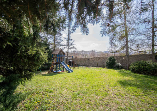 Na predaj reprezentatívny 6-izbový byt s garážou s výhľadom na Rakúsko