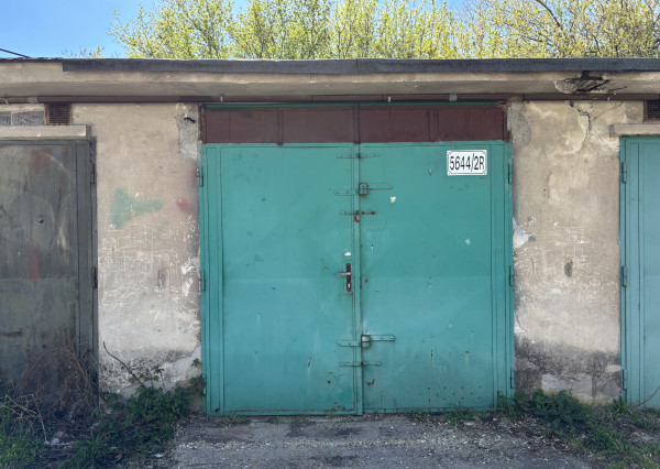 Na predaj garáž s elektrickým pripojením v Ružinove
