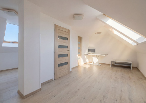 Na predaj čiastočne zariadený rodinný dom v obci Ďurďošík