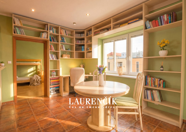 NA PREDAJ | 3-IZBOVÝ BYT SO SÚKROMNOU TERASOU S VÝHĽADOM NA HRAD  + GARSÓNKA V CENE