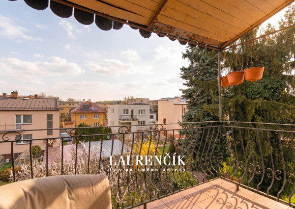 NA PREDAJ | 3-IZBOVÝ BYT SO SÚKROMNOU TERASOU S VÝHĽADOM NA HRAD  + GARSÓNKA V CENE