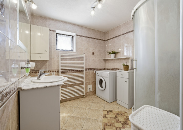 Na predaj samostatne stojaci 5-izbový rodinný dom v obci Jablonové