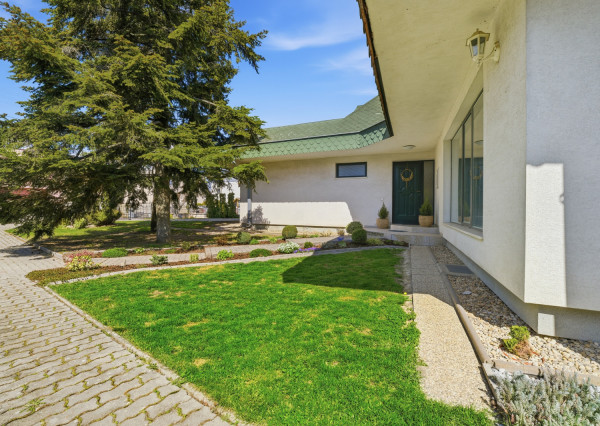 Na predaj samostatne stojaci 7-izbový rodinný dom v obci Jablonové