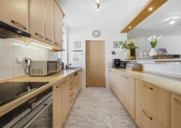 Na predaj samostatne stojaci 7-izbový rodinný dom v obci Jablonové