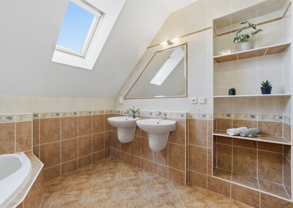 Na predaj samostatne stojaci 7-izbový rodinný dom v obci Jablonové