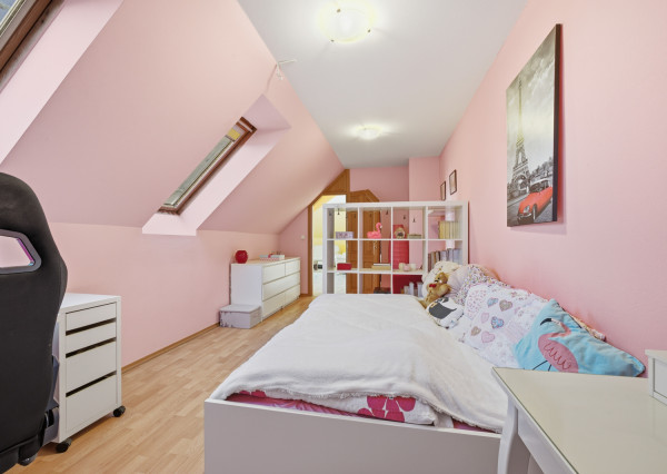 Na predaj samostatne stojaci 7-izbový rodinný dom v obci Jablonové