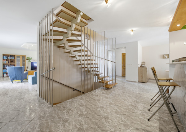 Na predaj samostatne stojaci 7-izbový rodinný dom v obci Jablonové