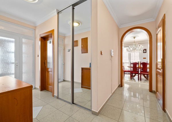 Na predaj 6-izbový rodinný dom s krásnou záhradou v Šamoríne