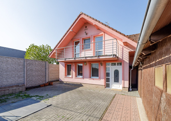 Na predaj 6-izbový rodinný dom s krásnou záhradou v Šamoríne