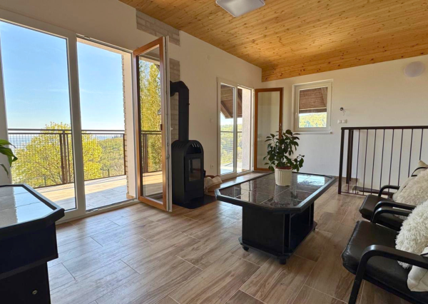 Na predaj chata s panoramatickým výhľadom na Bratislavu