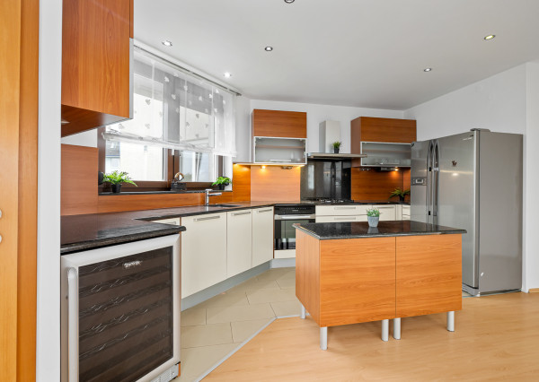 Na prenájom priestranný 5-izbový mezonet v Starom Meste