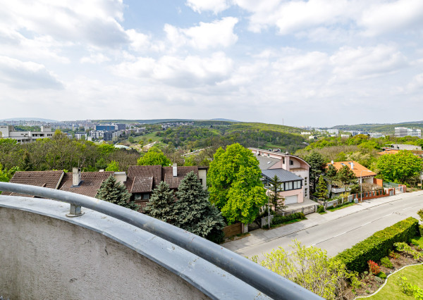 Na prenájom priestranný 5-izbový mezonet v Starom Meste