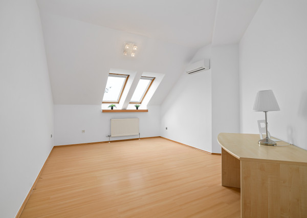 Na prenájom priestranný 5-izbový mezonet v Starom Meste