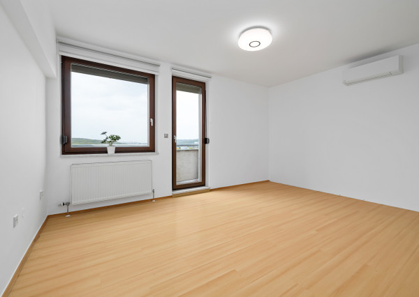 Na prenájom priestranný 5-izbový mezonet v Starom Meste