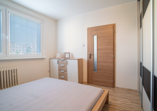 Na prenájom vkusný 2-izbový byt v príjemnej časti Dúbravky