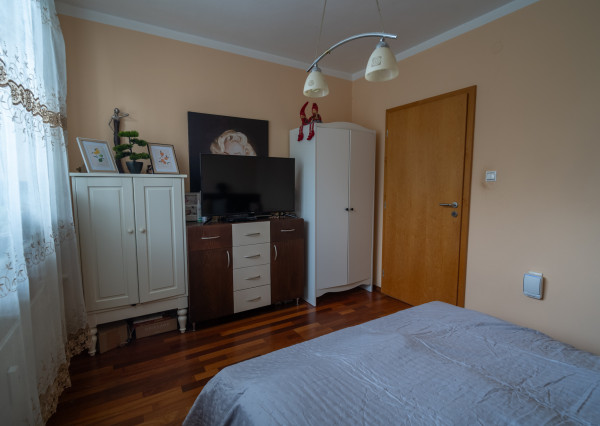 Na predaj čiastočne zariadený 3-izbový byt vo Vrakuni