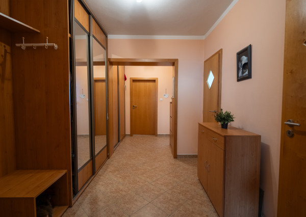 Na predaj čiastočne zariadený 3-izbový byt vo Vrakuni