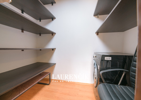 NA PREDAJ | PRIESTRANNÝ  3 -IZBOVÝ BYT NA SIHOTI V TRENČÍNE