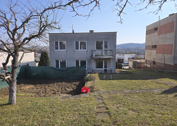 4 izb. byt. jednotka v RD, kompletná rekonštrukcia, 87 m², garáž, pivnica, skladové priestory s pozemkom 333 m2