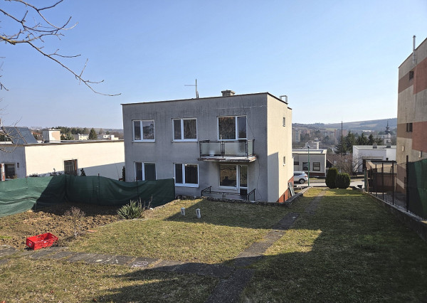 4 izb. byt. jednotka v RD, kompletná rekonštrukcia, 87 m², garáž, pivnica, skladové priestory s pozemkom 333 m2