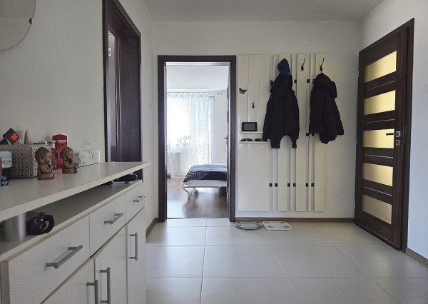 4 izb. byt. jednotka v RD, kompletná rekonštrukcia, 87 m², garáž, pivnica, skladové priestory s pozemkom 333 m2