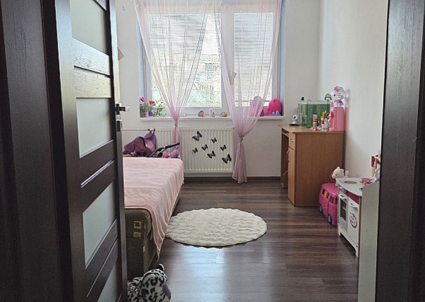 4 izb. byt. jednotka v RD, kompletná rekonštrukcia, 87 m², garáž, pivnica, skladové priestory s pozemkom 333 m2