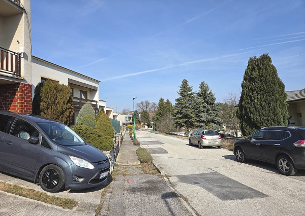 4 izb. byt. jednotka v RD, kompletná rekonštrukcia, 87 m², garáž, pivnica, skladové priestory s pozemkom 333 m2