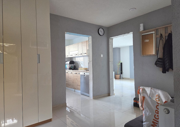 4 izb. byt. jednotka v RD, kompletná rekonštrukcia, 87 m², garáž, pivnica, skladové priestory s pozemkom 333 m2