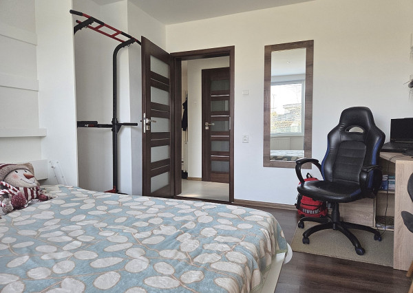 3 izb. byt. jednotka v RD, kompletná rekonštrukcia, 87 m², garáž, pivnica, skladové priestory s pozemkom 333 m2