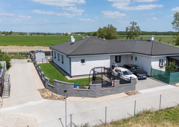 Na predaj rodinný dom s krásnou záhradou v obci Hrubý Šúr