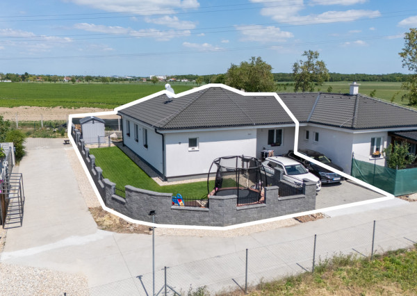 Na predaj rodinný dom s krásnou záhradou v obci Hrubý Šúr