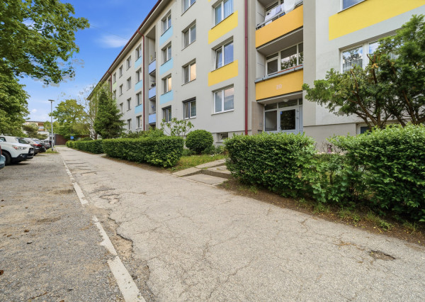 Na predaj 3-izbový byt s loggiou v centre Malaciek