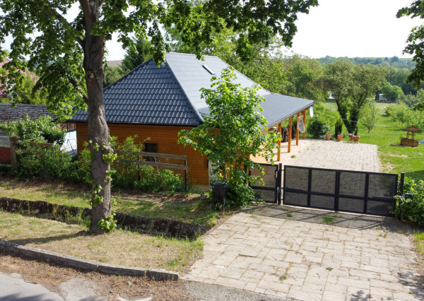 Na predaj útulný rodinný dom v štýle chaty neďaleko Podhájskej