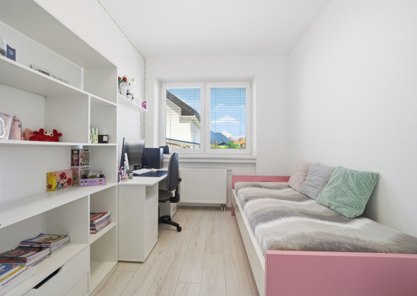 Na predaj nadštandardný rodinný dom s bazénom v blízkosti Senca