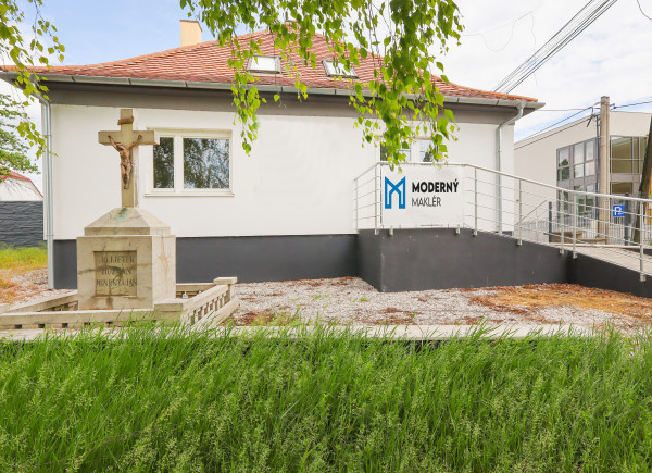 Na prenájom obchodný priestor v centre Šamorína s výbornou viditeľnosťou