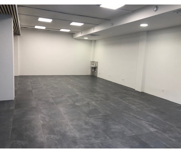Na prenájom moderný obchodný priestor s výmerou 75 m2 v centre Malaciek