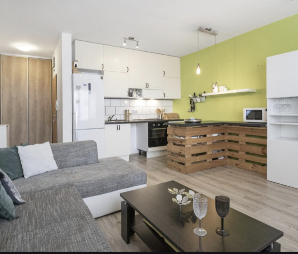 Na prenájom 2-izbový kompletne zariadený byt s balkónom a parkovacím miestom v obci Hviezdoslavov