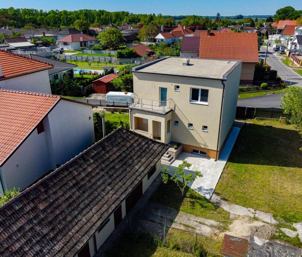 Na predaj kompletne zrekonštruovaný rodinný dom v obci Holice