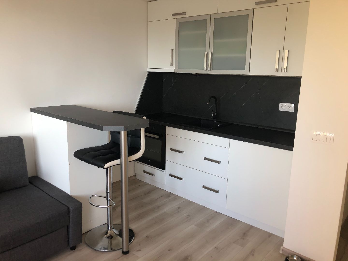 Ponúkame na prenájom kompletne zrekonštruovanej garsónky na sídlisku Juh v Trenčíne.