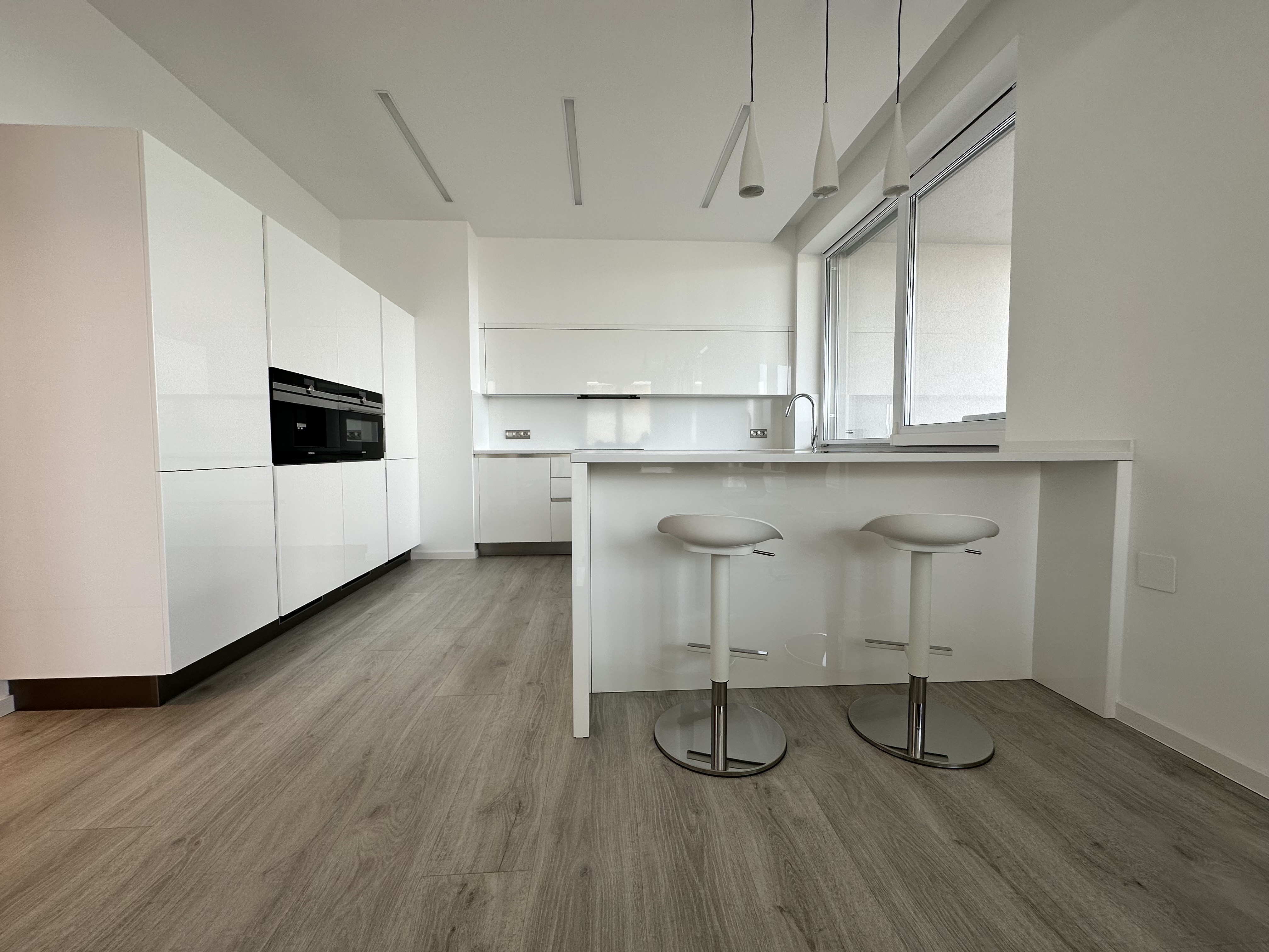 LUXUSNÝ 4 IZBOVÝ, KOMPLETNE ZARIADENÝ BYT, SARATOVSKÁ, TRENČÍN